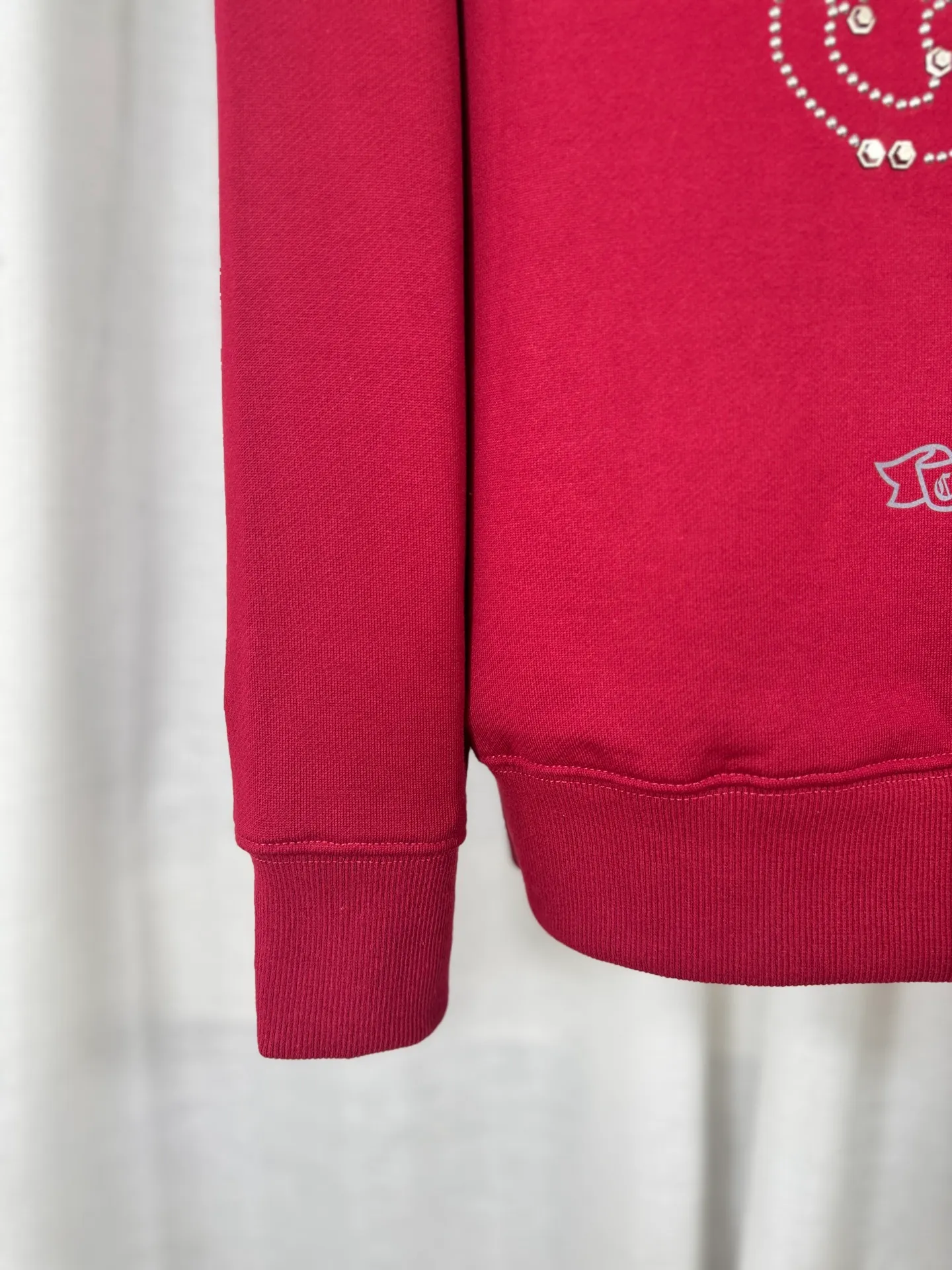 P250 top version, real shot without P, ​​different from market currency) 𝗖𝗵𝗿𝗼𝗺𝗲 𝗛𝗲𝗮𝗿𝘁𝘀/Croxin 2025 Autumn and Winter New Original Single Counter American 3D Rivets and Stickers Couple Casual Sweater 👑The highest version! Customized fabric 430g tripe terry fabric! American-style pickled and distressed original fabric, laser-burned flowers, rivets and diamonds, exquisite embroidery of letters! The best-selling model in the counter, very comfortable to wear. Accessories: original molded and authenticated collar label➕100% silk wash label. Genuine purchase-grade original hangtag➕matching hanging rope➕3D hanging beads➕original packaging bag. Craftsmanship: The original version has consistent wiring! The highest version of the armhole matching technique! Color: Red Black Size: S M L XL Style No.: 9334